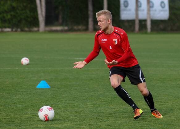 Kevin VOGT (FC Augsburg) fordert seine Mitspieler auf, Freisteller, Einzelaktion, Aktion, FC Augsburg, Trainingslager Belek, 06.01.2013,