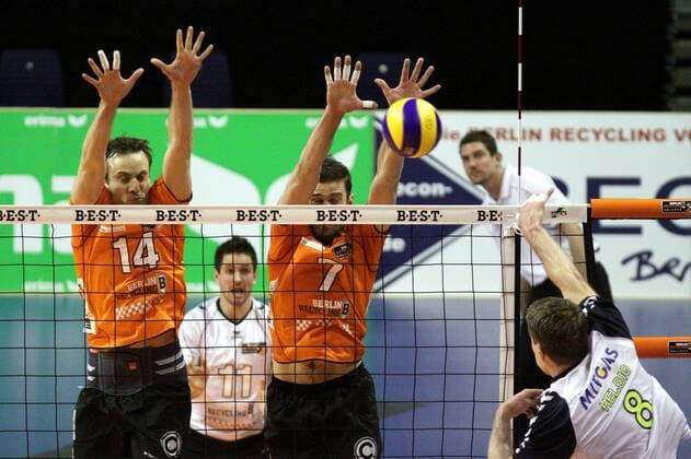 Berlin, Deutschland 06. Januar 2013: 1. Bundesliga Volleyball 12 13 - Berlin Recycling Volleys vs. CV Mitteldeutschland. Christoph Helbig (CV Mitteldeutschland) gegen den Block aus Tomas Kmet und Roko Sikiric (Berlin) sw