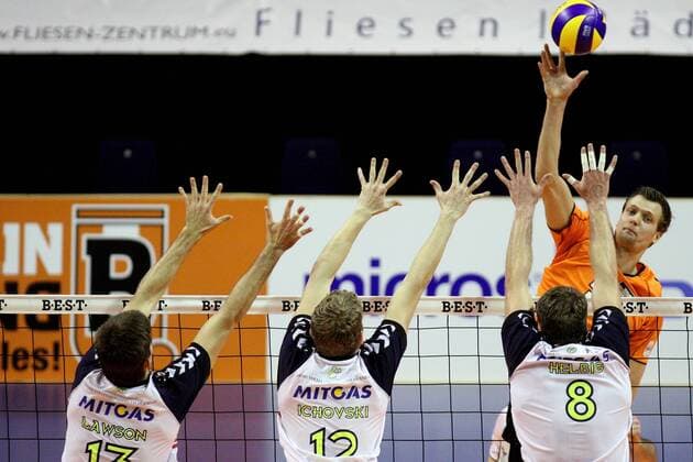 Berlin, Deutschland 06. Januar 2013: 1. Bundesliga Volleyball 12 13 - Berlin Recycling Volleys vs. CV Mitteldeutschland. Robert Kromm (Berlin) gegen den Block aus Bradley Lawson, Philip Ichovski und Christoph Helbig (CV Mitteldeutschland) sw