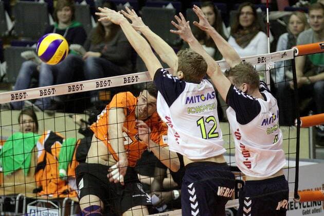 Berlin, Deutschland 06. Januar 2013: 1. Bundesliga Volleyball 12 13 - Berlin Recycling Volleys vs. CV Mitteldeutschland. Roko Sikiric (Berlin) gegen den Block aus Philip Ichovski und Oliver Binder (CV Mitteldeutschland) sw