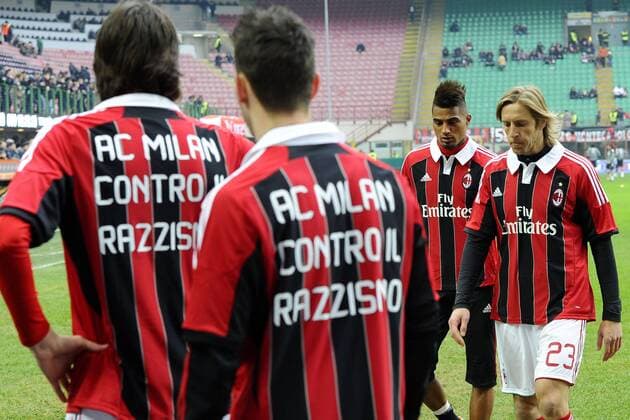 Mailand 06 01 2013 - Fussball - Serie A AC Mailand - AC Siena - Kevin Prince Boateng und seine Mitspieler protestieren gegen Rassismus 