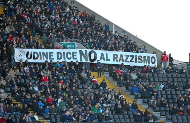 IPP20130106 Udine. Fussball - Serie A, Fans von Udinese Calcio protestieren gegen Rassismus - xHOCHxZWEIx xItalyxPhotoxPressx 