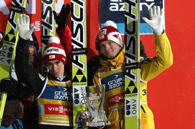 SKI NORDISCH - FIS WC Zakopane ZAKOPANE,POLEN,11.JAN.13 - SKI NORDISCH, SKISPRINGEN - FIS Weltcup der Herren, Teambewerb, Siegerehrung. Bild zeigt Stefan Kraft und Thomas Morgenstern (AUT). Keywords: Pokal. 