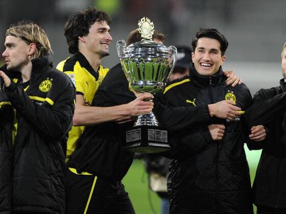 13-01-2013, Fussball, Saison 2012-2013, Stadtwerke Düsseldorf Wintercup 2013, Finale, Borussia Dortmund - FSV Mainz 05, Mats Hummels (Borussia Dortmund), 2. v.li., Kevin Großkreutz (Borussia Dortmund) und Nuri Sahin (Borussia Dortmund), re., mit dem Pokal