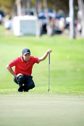 Jan. 13, 2013 - Honolulu, HI, USA - January 11, 2013: A junior at Kalani High School across the street, Richard Hattori lines up a putt during the second round of the Sony Open at Waialae Country Club in Honolulu, HI. PGA Golf Herren Golf: Sony Open JAN 11 - ZUMAc04