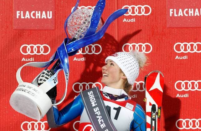 SKI ALPIN - FIS WC Flachau, Slalom, Damen FLACHAU,AUSTRIA,15.JAN.13 - SKI ALPIN - FIS Weltcup, Slalom der Damen, Nachtslalom, Siegerehrung. Bild zeigt den Jubel von Mikaela Shiffrin (USA). Keywords: Pokal. 