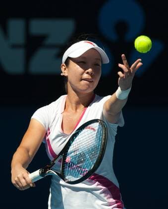 (130116) -- MELBOURNE, Jan. 16, 2013 (Xinhua) -- Zheng Jie of China serves the ball during her second round women s singles on the third day of 2013 Australian Open tennis tournament in Melbourne, Australia, Jan. 16, 2013. Zheng Jie won 2-1. (Xinhua Bai Xue)(lrz) AUSTRALIA-MELBOURNE-TENNIS-ZHENG JIE 