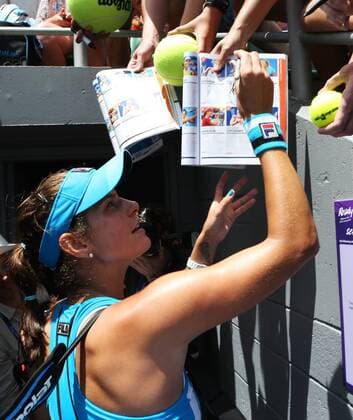 Australian Open 2013, Melbourne Park,ITF Grand Slam Tennis Tournament,,Julia Görges (GER) schreibt Autogramme für die Fans nach ihrem Sieg,Halbkoerper,Hochformat,