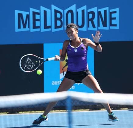Australian Open 2013, Melbourne Park,ITF Grand Slam Tennis Tournament, Heather Watson (GBR),Aktion,Einzelbild, Ganzkoerper,Querformat, Melbourne Schriftzug im Hintergrund,