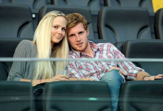 23.09.2009, DFB Pokal, Eintracht Frankfurt - Alemannia Aachen v.l. Ralf Faehrmann (Eintracht Frankfurt) mit Freundin