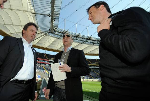 18.04.2010, 1.Bundesliga, Eintracht Frankfurt - Hertha BSC Berlin v.l. Heribert Bruchhagen (Vorstandsvorsitzender der Eintracht Frankfurt Fussball AG), TV Experten Axel Kruse und Fredi Bobic Nur fuer redaktionelle Verwendun