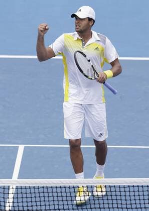 Australian Open 2013, Melbourne Park,ITF Grand Slam Tennis Tournament, Jo-Wilfried Tsonga (FRA) macht die Faust und jubelt,Jubel,Emotion, Einzelbild,Ganzkoerper,Hochformat,