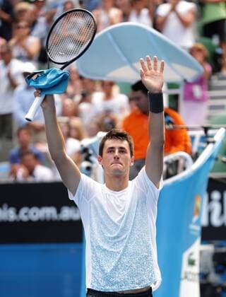 Australian Open 2013, Melbourne Park,ITF Grand Slam Tennis Tournament, Bernard Tomic (AUS) bedankt sich beim Publikum nach seinem Sieg, Einzelbild,Halbkoerper,Hochformat,