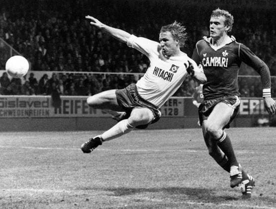 Horst Hrubesch (Hamburger SV, li.) gegen Hans Peter Briegel (1. FC Kaiserslautern)