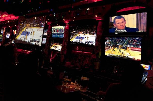 Jan. 17, 2013 - Santa Monica, California, US - Barney s Beanery bar and restaurant broadcasts the Oprah Winfrey interview with Lance Armstrong (upper right) in which Armstrong confesses to have engaged in doping during his cycling career. Lance Armstrong Interviewed by Oprah Winfrey - ZUMAce6