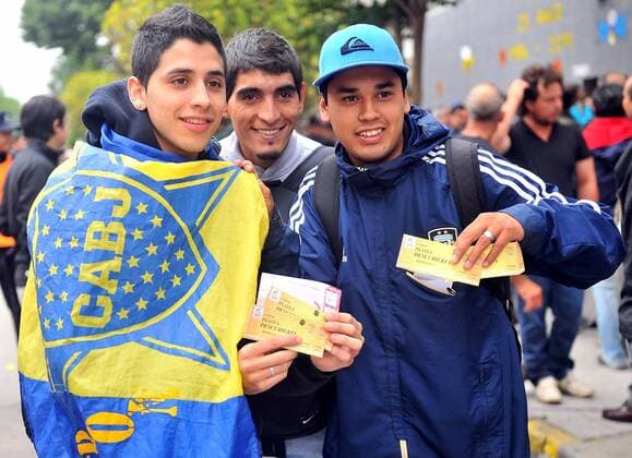 (130118) -- MAR DEL PLATA, Jan. 18, 2013 (Xinhua) -- Fans pose with their tickets for the soccer match between Boca Junior and River Plate, in Mar del Plata, Argentina, Jan. 17, 2013. (Xinhua Alejandro Santa Cruz TELAM) (py) (sp) ARGENTINA-MAR DEL PLATA-BOCA JUNIORS VS RIVER PLATE 