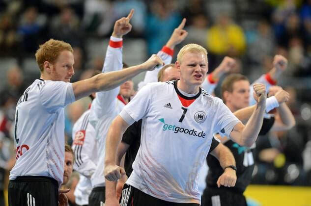 Handball Barcelona 18.01.2013 Weltmeisterschaft der Herren Vorrunde Gruppe A Frankreich (FRA) - Deutschland GER) Jubel Deutschland Patrick Wiencek (Deutschland, No.07) Stefan Kneer (Deutschland, No.02) li.