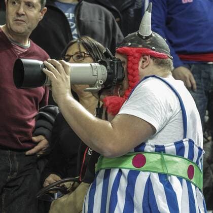 Spanien, Barcelona, Palau Sant Jordi, Frankreich Ein französischer Fan in Obelix Köstum mit einer Kamera mit Teleobjektiv im Fanblock