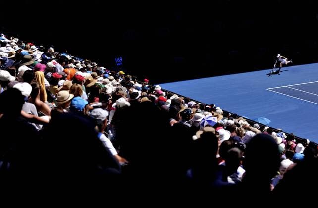 Andy Murray of Great Britain hits a return during his third round men s singles match on the sixth day of 2013 Australian Open tennis tournament in Melbourne, Australia, Jan. 19, 2013. (Xinhua Chen Xiaowei) AUSTRALIA-MELBOURNE-TENNIS-MEN S SINGLES 