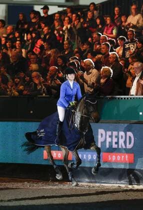 Leipzig Messegelände 19.01.2013 Internat. Reitturnier Partner Pferd hier Stil-Springen Kl. M mit Pferdewechsel Goldener Sattel (Hans Günter Winkler-Nachwuchsförderpreis): Vanessa Borgmann (GER) und Colman s Boy auf der Ehrenrunde