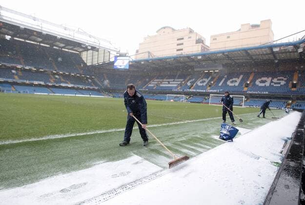 Ground staff clear the edges of the pitch before the start of ther gam- Barclays Premier League - FC Chelsea - Stamford Bridge Stadium - London- 20 1 13 EDITORIAL USE ONLY. No use with unauthorised audio, video, data, fixture lists, club league logos or live services. Online in-match use limited to 120 images, no video emulation. No use in betting, games or single club league player publications.