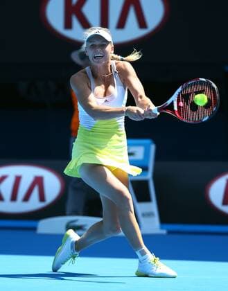Australian Open 2013, Melbourne Park,ITF Grand Slam Tennis Tournament,Caroline Wozniacki (DEN), Aktion,Einzelbild,Ganzkoerper,Hochformat,