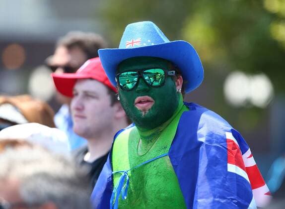 Australian Open 2013, Melbourne Park,ITF Grand Slam Tennis Tournament,Zuschauer,australischer Fan mit Sonnenbrille und Gesichtsbemalung,Halbkoerper,Querformat,,