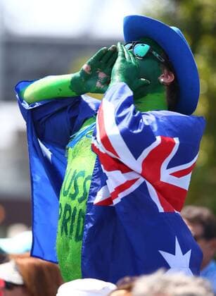 Australian Open 2013, Melbourne Park,ITF Grand Slam Tennis Tournament,Zuschauer,gruen angemalter australischer Fan mit Sonnenbrille haelt die Haende vor den Mund und schreit zur Unterstuetzung, Halbkoerper,Hochformat,Fahne,Flagge,,