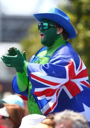 Australian Open 2013, Melbourne Park,ITF Grand Slam Tennis Tournament,Zuschauer,gruen angemalter australischer Fan mit Sonnenbrille klatscht zur Unterstuetzung,Halbkoerper,Hochformat,Fahne,Flagge,,