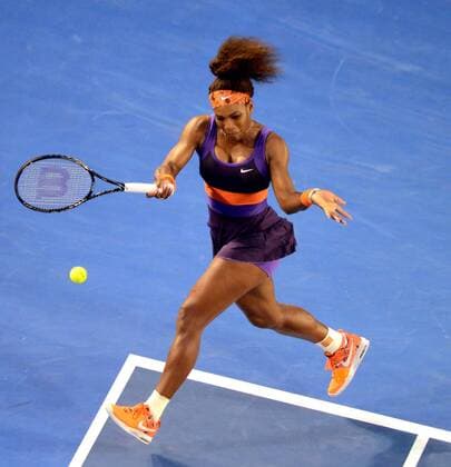 (130121) -- MELBOURNE, Jan. 21, 2013 (Xinhua) -- Serena Williams of the United States hits a return during the women s singles match at the Australian Open tennis tournament in Melbourne, Australia, Jan. 21, 2013. (Xinhua Chen Xiaowei) (jyc) AUSTRALIA-MELBOURNE-TENNIS-WOMEN S SINGLES 