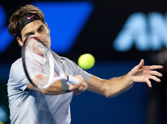 (130121) -- MELBOURNE, Jan. 21, 2013 (Xinhua) -- Roger Federer of Switzerland hits a return during his 4th round men s singles match at 2013 Australian Open tennis tournament in Melbourne, Australia, Jan. 21, 2013. (Xinhua Bai Xue) (jyc) AUSTRALIA-MELBOURNE-TENNIS-MEN S SINGLES 