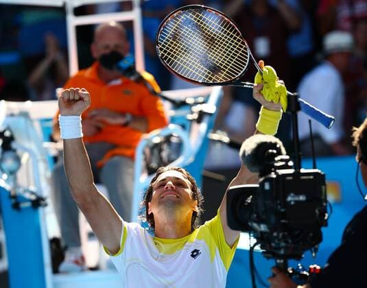 Australian Open 2013, Melbourne Park,ITF Grand Slam Tennis Tournament ,David Ferrer (ESP) jubelt nach seinem Sieg,Einzelbild,Halbkoerper,Querformat,TV Kamera,