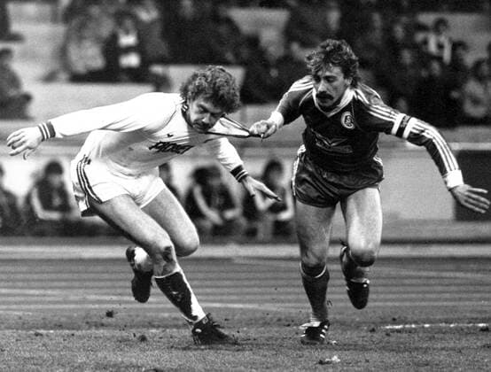 1. FC Köln - FC Schalke 04 - Tony Woodcock (Köln, li.) gegen Bernd Thiele (Schalke)