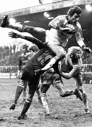 1. FC Kaiserslautern - VfB Stuttgart - Hermann Ohlicher (Stuttgart, obenauf) gegen Torwart Ronnie Hellström (Lautern)