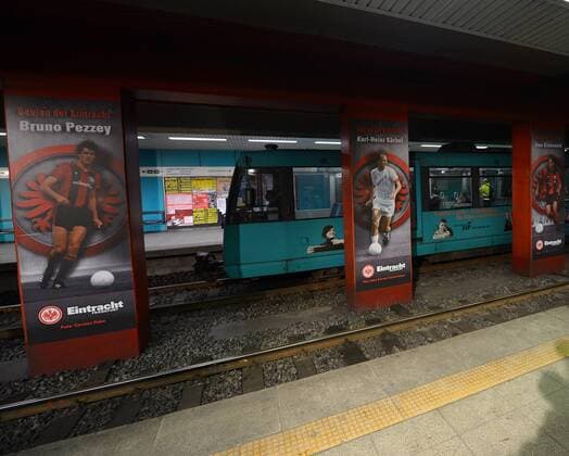 23.01.2013, xjhx, 1.Bundesliga,Eintracht Frankfurt Säulen der Eintracht, v.l. Säulen der Eintracht im U-Bahn System der VGF. Vorne Säulen von Bruno Pezzey, Karl-Heinz Charly Körbel, Uwe Bindewald. Eintracht Frankfurt präsentieret mit der VFG an der U-Bahn Station Willy-Brandt-Platz in Frankfurt Säulen mit den von Fans gewählten wichtigsten Spielern Ihrer Geschichte.