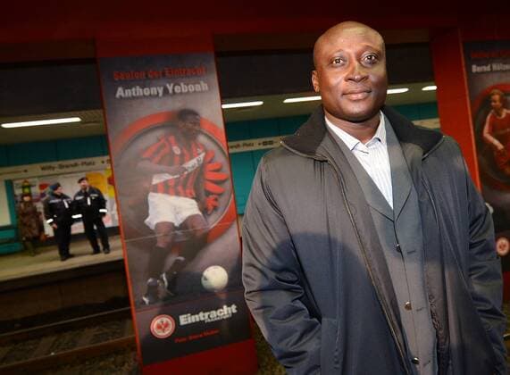 23.01.2013, xjhx, 1.Bundesliga,Eintracht Frankfurt Säulen der Eintracht, v.l. Anthony Tony Yeboah. Eintracht Frankfurt präsentieret mit der VFG an der U-Bahn Station Willy-Brandt-Platz in Frankfurt Säulen mit den von Fans gewählten wichtigsten Spielern Ihrer Geschichte.