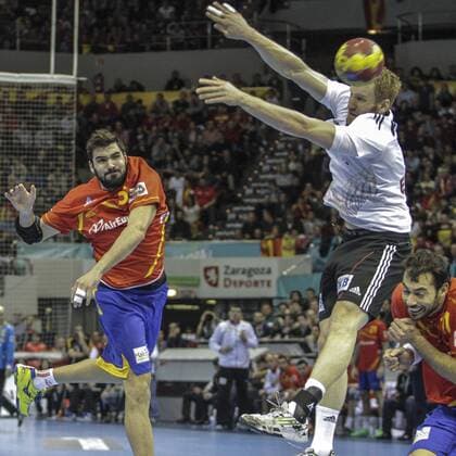 Spanien, Zaragossa,Pabellon Principe Felipe,Viertellfinale, Spanien - Deutschland, Stefan Kneer(GER) blockt den Ball von Jorge Maqueda Pena (ESP)