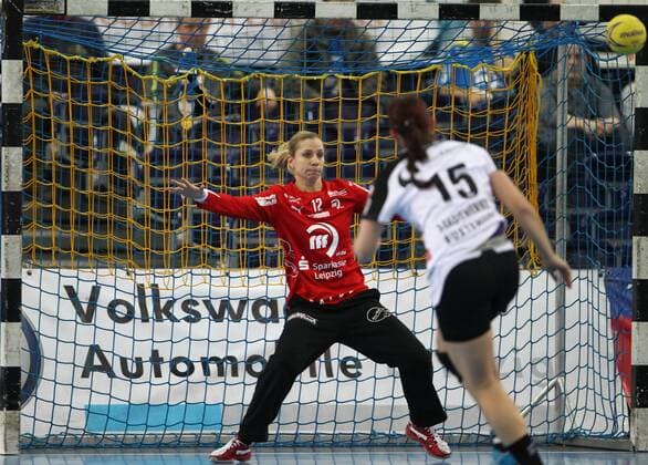 Leipzig, 23.01.2013, Arena Leipzig, 1.Bundesliga, Frauen-Handball, 18.Spieltag, HC Leipzig vs Buxtehuder SV . Im Torfrau Katja SCHÜLKE (HC Leipzig) hält den Wurf von Jana STAPELFELD (15, BSV).