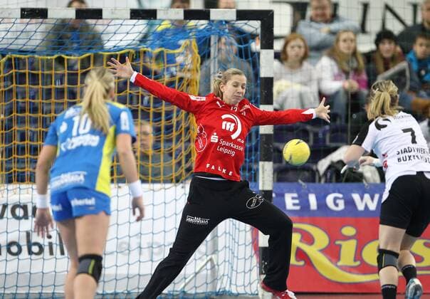 Leipzig, 23.01.2013, Arena Leipzig, 1.Bundesliga, Frauen-Handball, 18.Spieltag, HC Leipzig vs Buxtehuder SV . Im Lone FISCHER (7, BSV) trifft per 7m, Torfrau Katja SCHÜLKE (HC Leipzig) ist chancenlos.