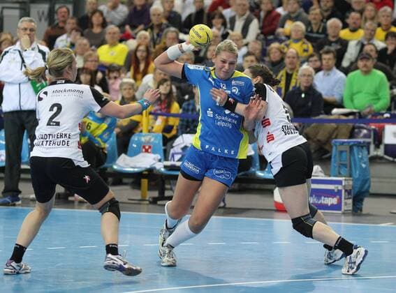 Leipzig, 23.01.2013, Arena Leipzig, 1.Bundesliga, Frauen-Handball, 18.Spieltag, HC Leipzig vs Buxtehuder SV . Im Luisa SCHULZE (HC Leipzig) gegen Marcella DEEN (2, BSV) und Friederike LÜTZ (5, BSV).