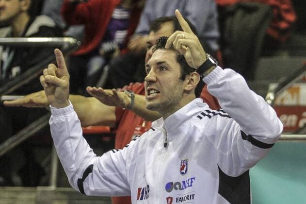 Spanien, Zaragossa,Pabellon Principe Felipe,Viertellfinale, Kroatien - Frankreich, der verletzte Blazenko Lackovic (CRO) jubelt und feuert sein Team an