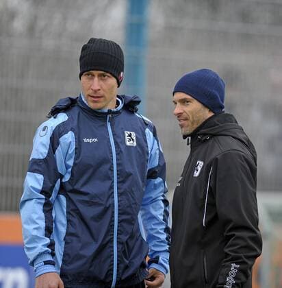 24.01.2013, Fussball 2.Bundesliga 2012 2013, Training TSV 1860 München an der Grünwalder Strasse. Der Neuzugang Rob Friend (li) mit Trainer Alexander Schmidt (1860)