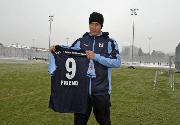 24.01.2013, Fussball 2.Bundesliga 2012 2013, Training TSV 1860 München an der Grünwalder Strasse. Rob Friend (1860) präsentiert seine Rückennummer 9.