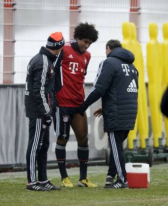 24.01.2013, Fussball 1.Bundesliga 2012 2013, Training FC Bayern München an der Säbener Strasse. Dante (mitte, Bayern München) macht kurze Pause, er hat sich den Oberschenkel geprellt.