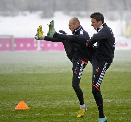 24.01.2013, Fussball 1.Bundesliga 2012 2013, Training FC Bayern München an der Säbener Strasse. v.li: Arjen Robben (Bayern München) und Mario Mandzukic (Bayern München) strecken sich.