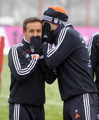 24.01.2013, Fussball 1.Bundesliga 2012 2013, Training FC Bayern München an der Säbener Strasse. v.li: Rafinha (Bayern) und Thomas Müller (Bayern München) tuscheln.