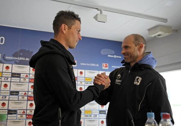 24.01.2013, Fussball 2.Bundesliga 2012 2013, Training TSV 1860 München an der Grünwalder Strasse. Pressekonferenz mit Rob Friend (1860 München). Rob Friend (li) Shakehands mit Trainer Alexander Schmidt (re, beide 1860).