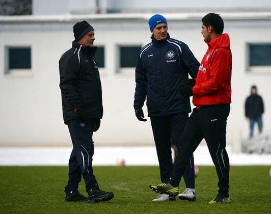24.01.2013, xjhx, 1.Bundesliga, Eintracht Frankfurt Training, v.l. Trainer Armin Veh (Eintracht Frankfurt), Reha Trainer Michael Fabacher (Eintracht Frankfurt), Carlos Zambrano (Eintracht Frankfurt)