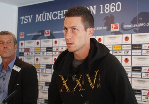 Neuzugang Rob Friend, Sportdirektor Florian Hinterberger (beide 1860) Fussball Herren 2.BL 24.01.2013 TSV 1860 München Pressekonferenz