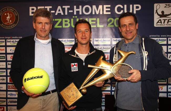 SKI ALPIN - FIS WC Kitzbühel Kitzbühel,AUSTRIA,24.JAN.13 - SKI ALPIN, TENNIS - FIS Weltcup der Herren, Hahnenkamm-Rennen, Side Events, Pressekonferenz bet-at-home Cup 2013. Bild zeigt Herbert Günther, Philipp Kohlschreiber (GER) und Turnierdirektor Alex Antonitsch (Bet-at-home Cup). Keywords: Pokal. 